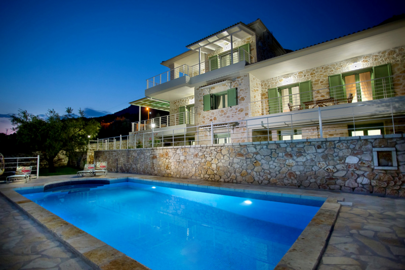 The villas  Galini (left)  and Avra (right)
