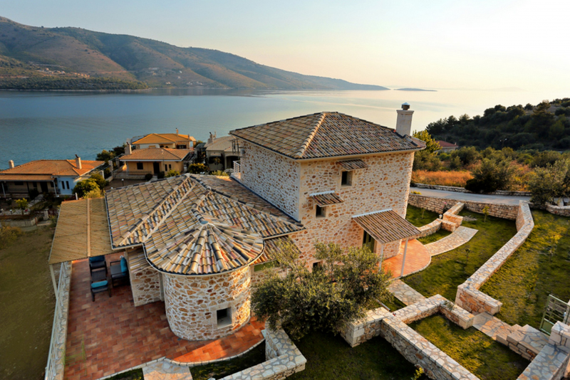 The villas Avra (left) and Galini (right) - Petra and Thalassa
