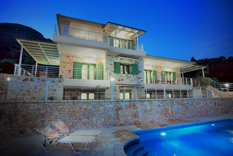 The villas  Galini (left)  and Avra (right)