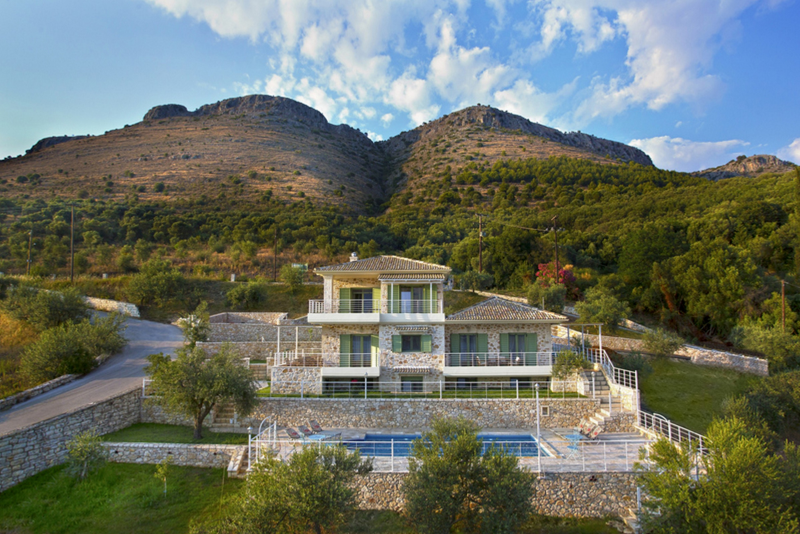 The villas  Galini (left)  and Avra (right)